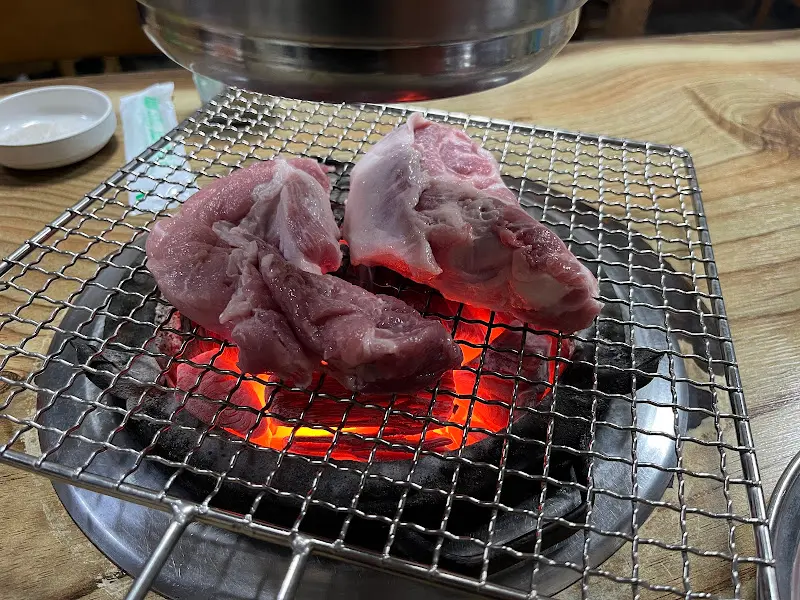 불판 위에 올려진 두툼한 목살