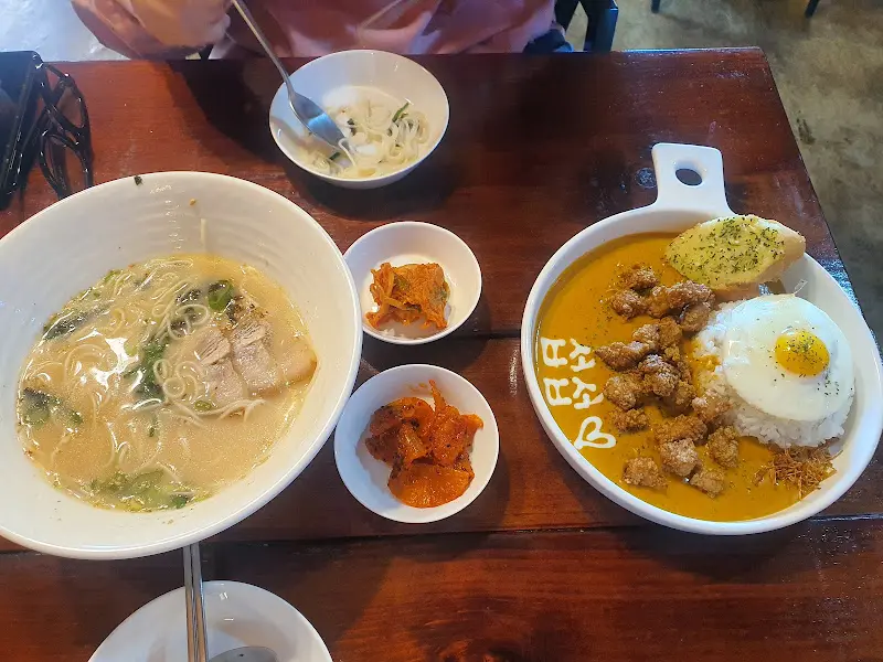 흑돼지 커리, 고기국수, 무말랭이 피클