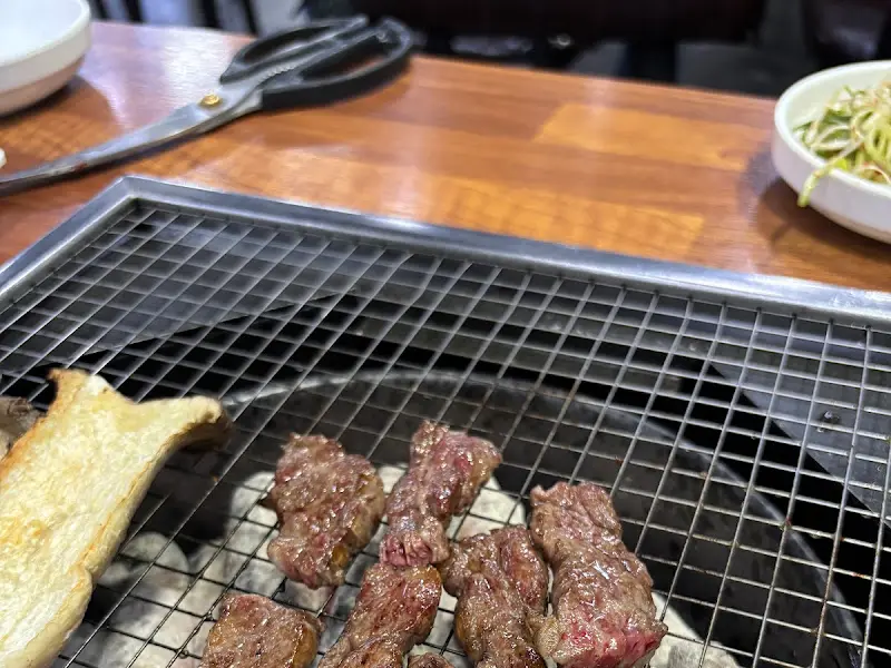 숯불 위에서 익어가는 고기