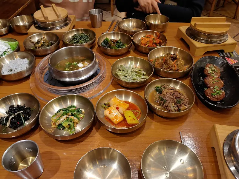 다채로운 반찬 구성