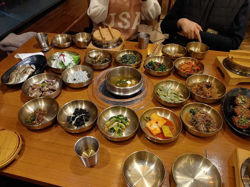 한 상 가득 차려진 모습