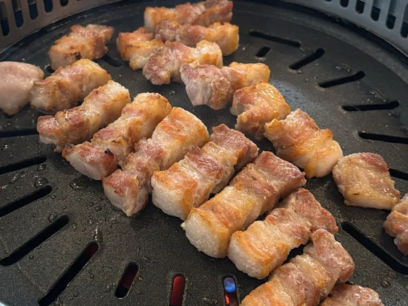  가지런히 놓여 구워지기를 기다리는 삼겹살