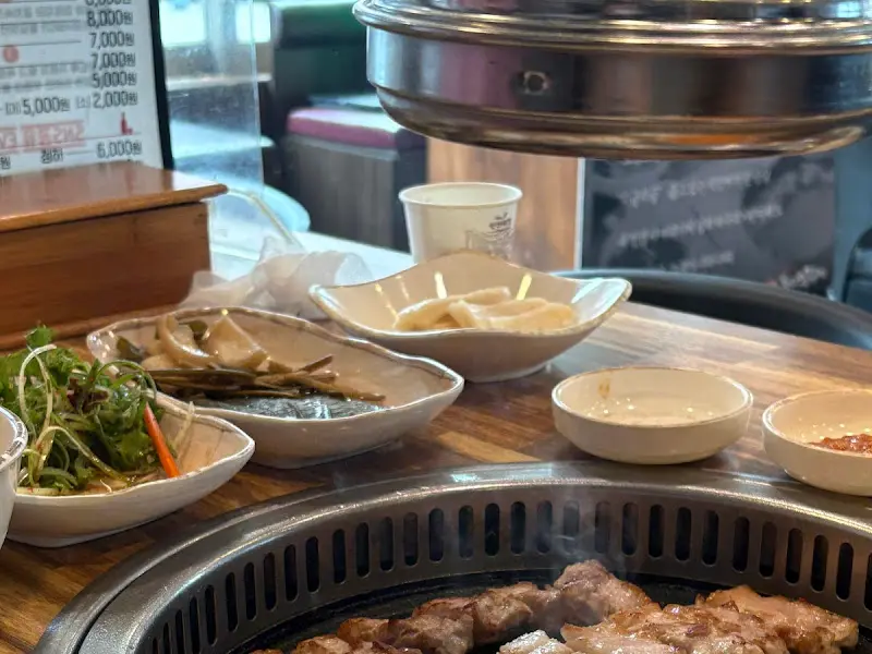 테이블 가득 차려진 밑반찬