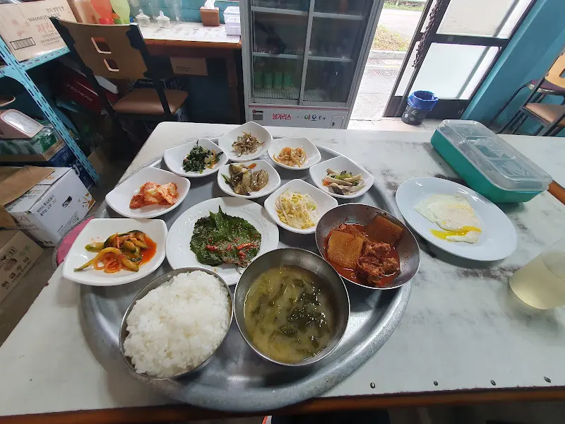 정갈하게 담긴 반찬들