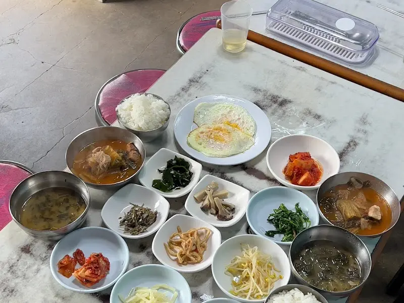 푸짐한 한 상 차림 (다른 각도)