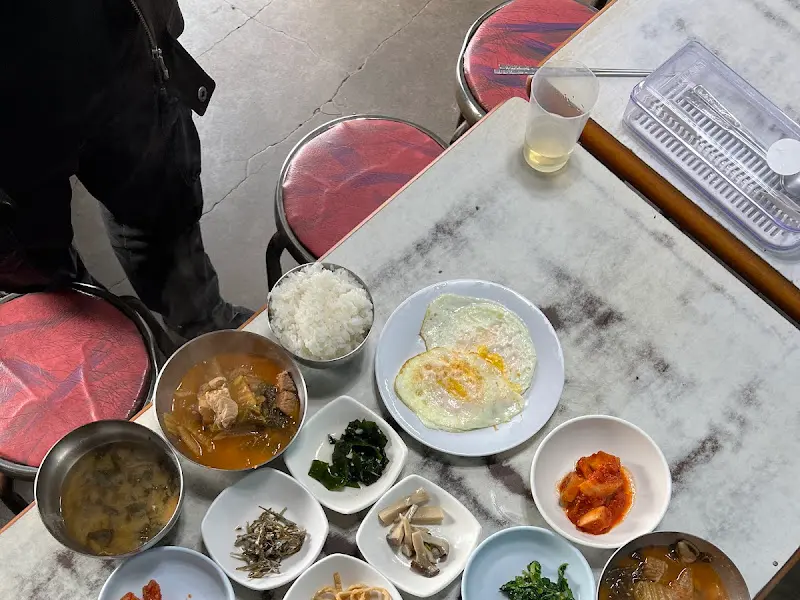 테이블 가득 채운 반찬