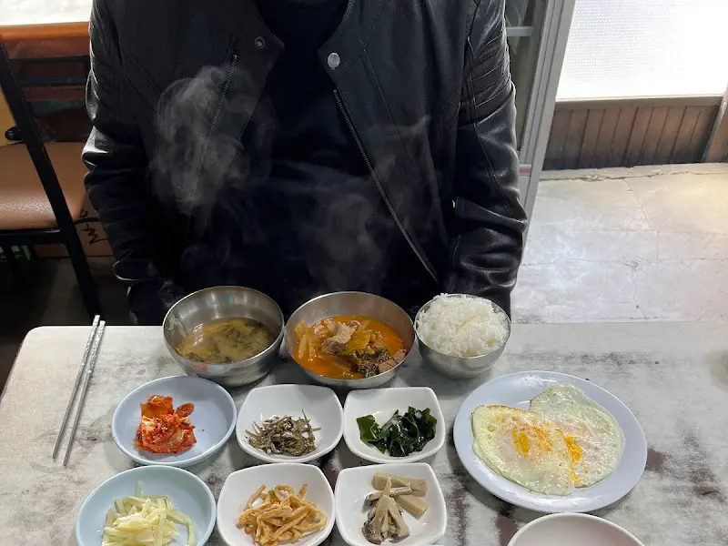 갓 지은 따뜻한 밥