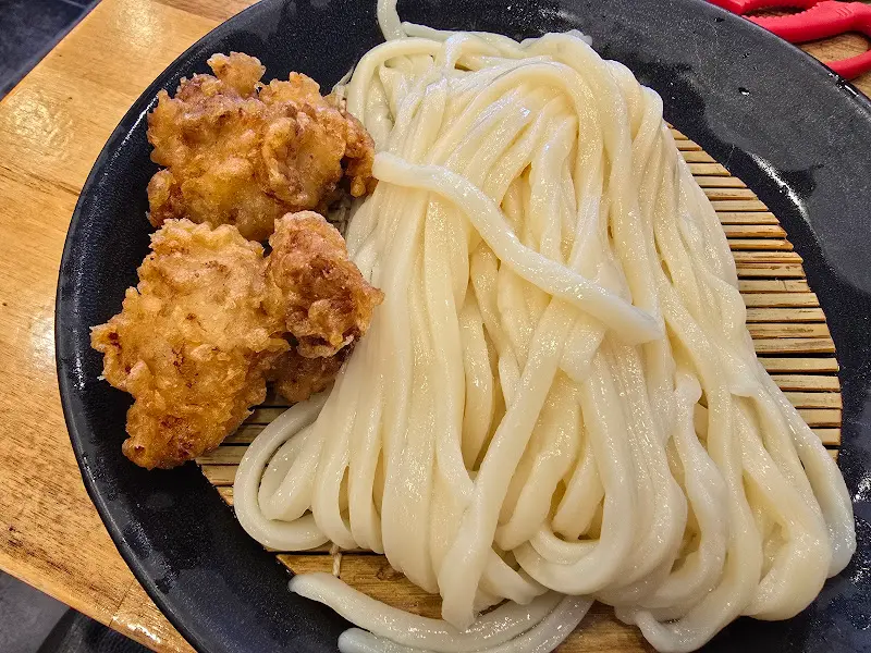 탱글탱글한 면발의 냉우동과 닭튀김