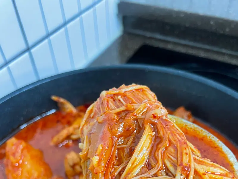 닭볶음탕 닭고기 들어올리기