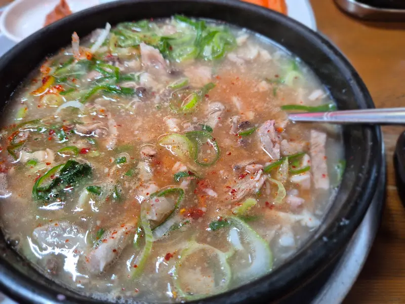 잘게 썰린 고기가 푸짐하게 들어있는 국밥