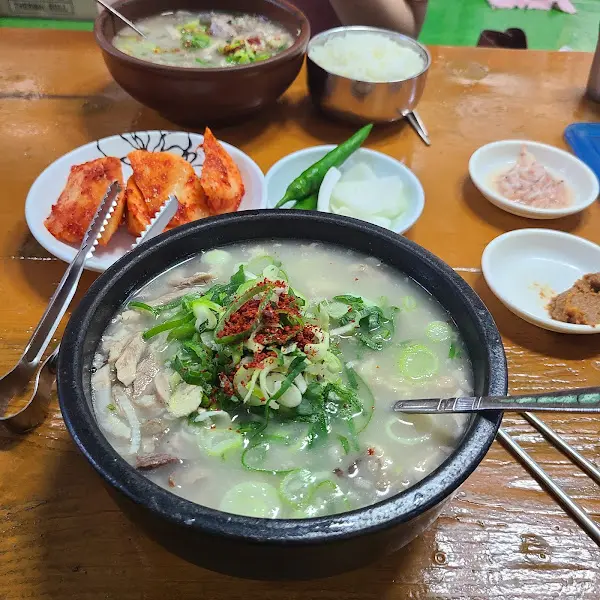 돼지국밥 한 상 차림