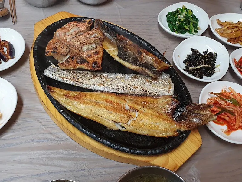 노릇하게 구워진 꽁치구이