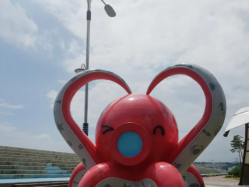 속초 해변의 문어 조형물