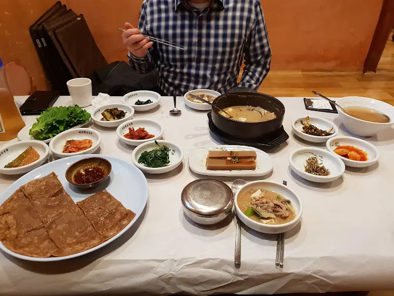 드디어 모습을 드러낸 어죽! 뚝배기 안에서 뜨거운 김이 모락모락 피어오른다.