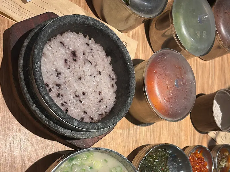 돌솥에 담겨 나온 윤기 흐르는 밥