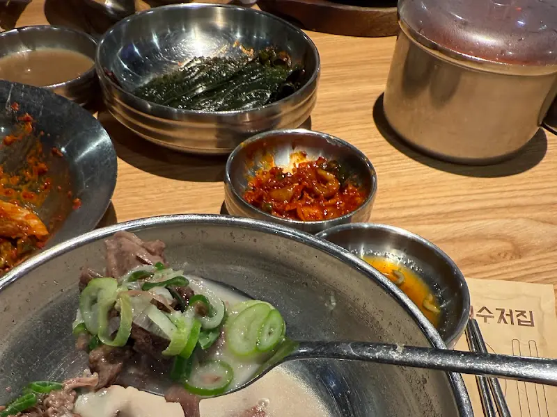 설렁탕 국물에 고기와 파가 담겨 있는 모습