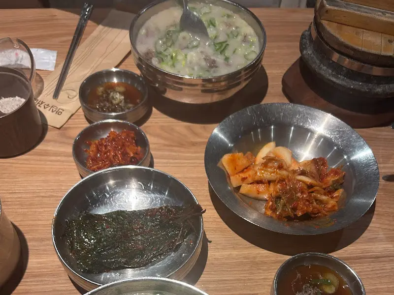 설렁탕과 곁들임 반찬이 놓인 테이블