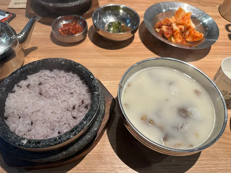 설렁탕과 돌솥밥이 정갈하게 차려진 모습