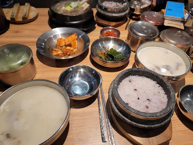 다양한 메뉴들이 놓인 테이블