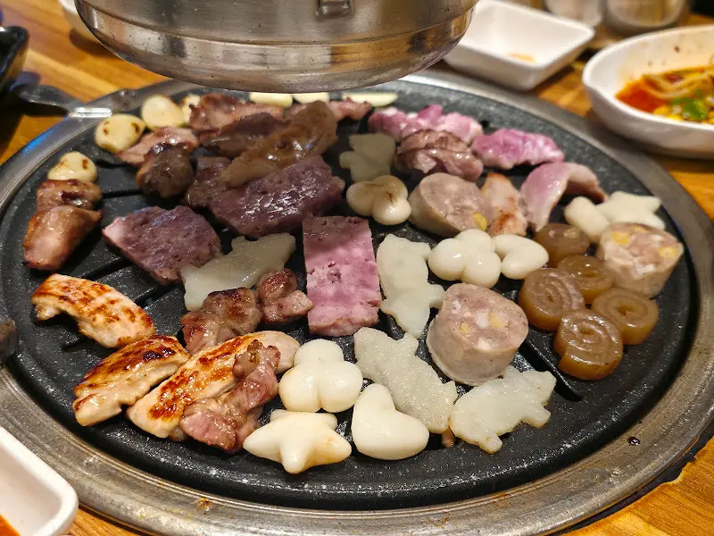 숯불 위에서 익어가는 뒷고기