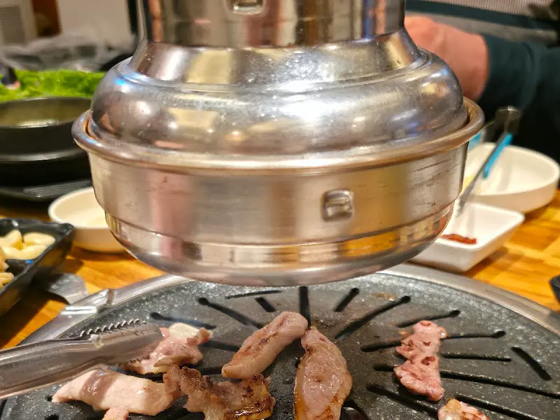 고기를 굽는 모습