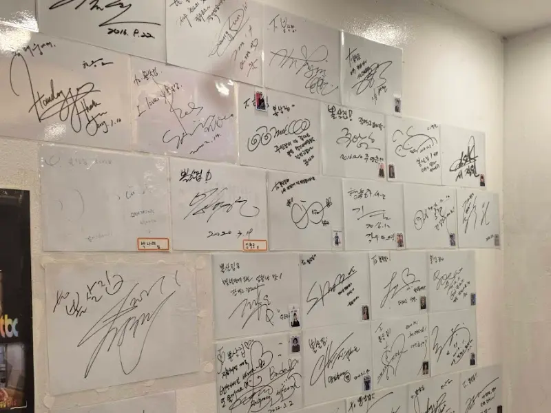 벽에 붙은 사인들