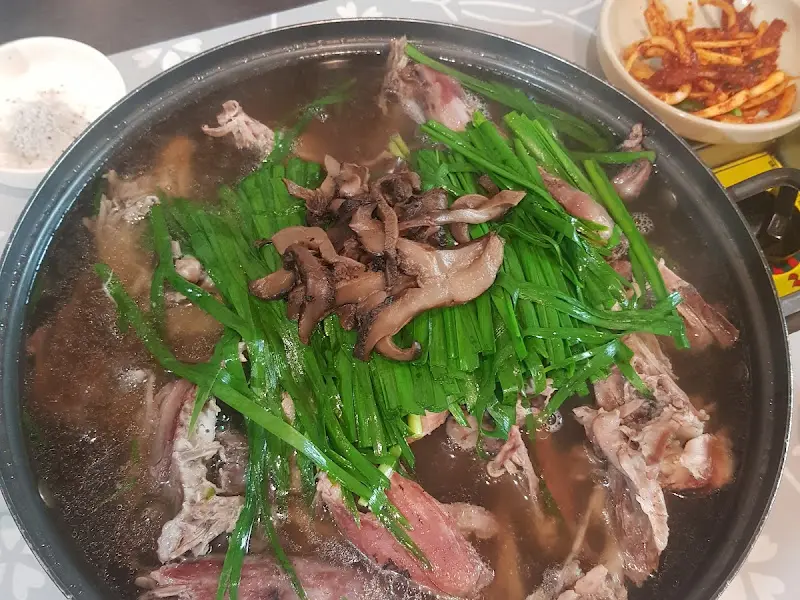 능이버섯과 채소가 가득한 전골