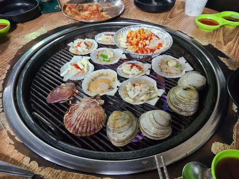 불판 위 조개구이