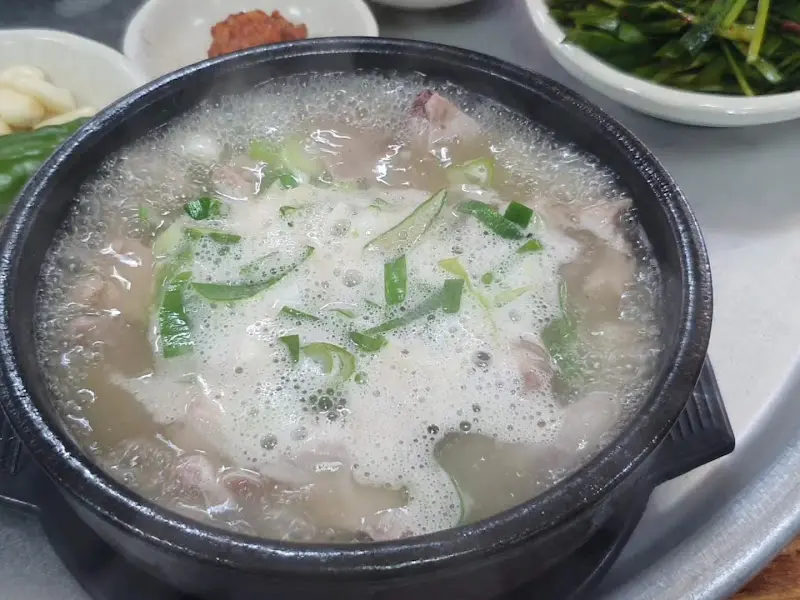 모락모락 김이 나는 모듬국밥