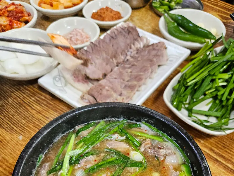 모듬국밥과 함께 제공된 다양한 반찬들