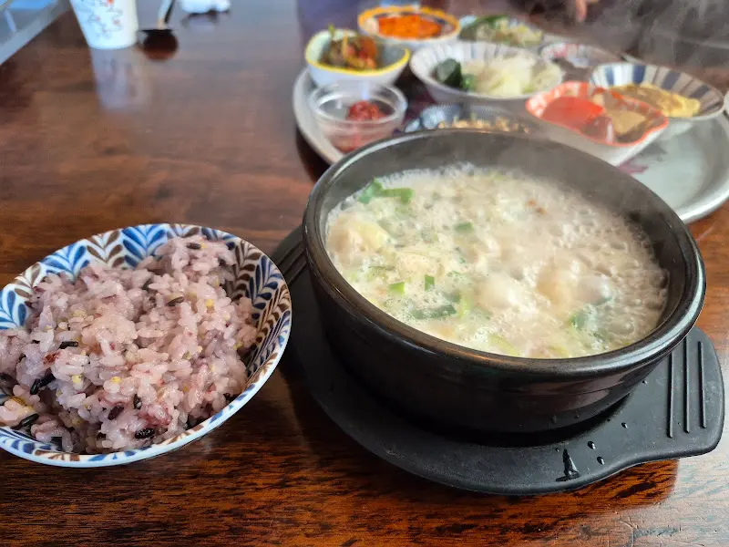 황태해장국과 9가지 반찬이 차려진 테이블
