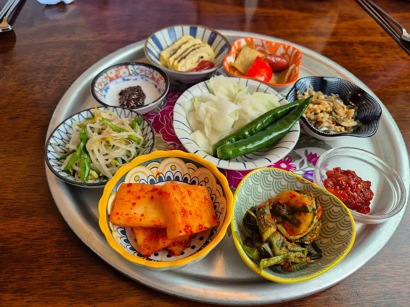 쟁반에 담겨 나온 9가지 반찬