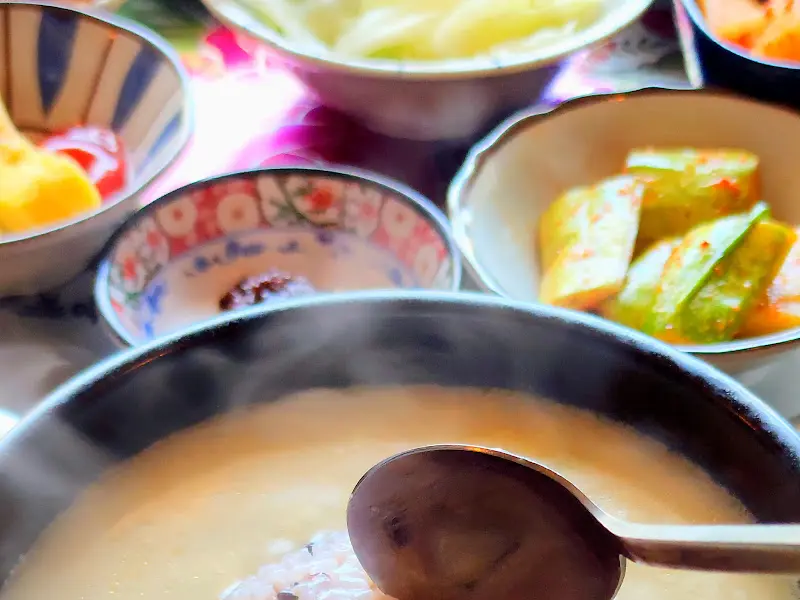 황태해장국을 뜨는 숟가락