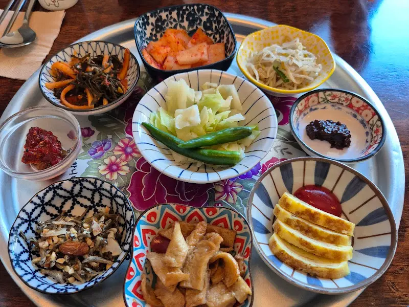 쟁반에 담긴 다양한 종류의 반찬들