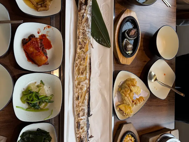 갈치구이와 다양한 밑반찬