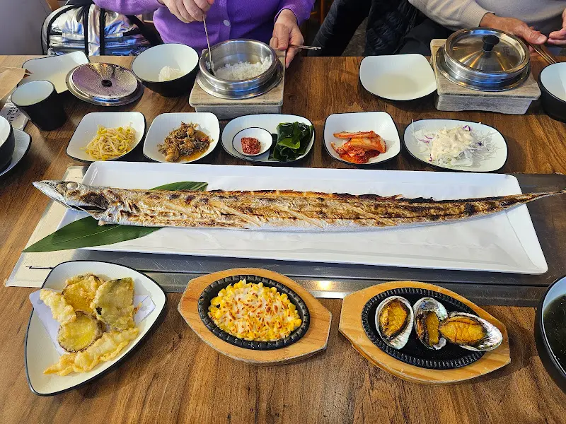 갈치구이와 다양한 밑반찬