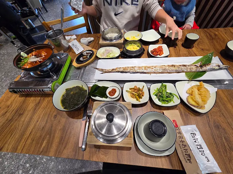 한 상 가득 차려진 음식들