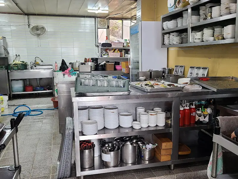 용문가든 주방 내부 모습