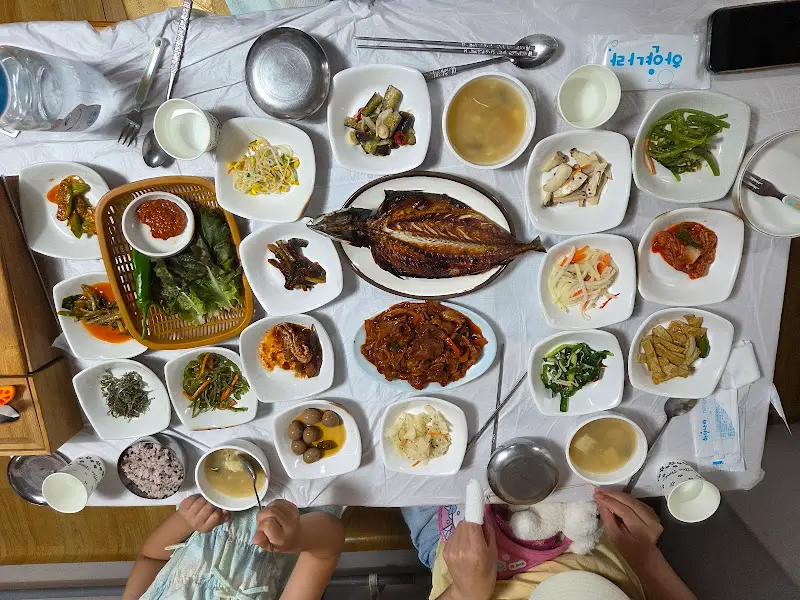 테이블 가득 차려진 백반 정식