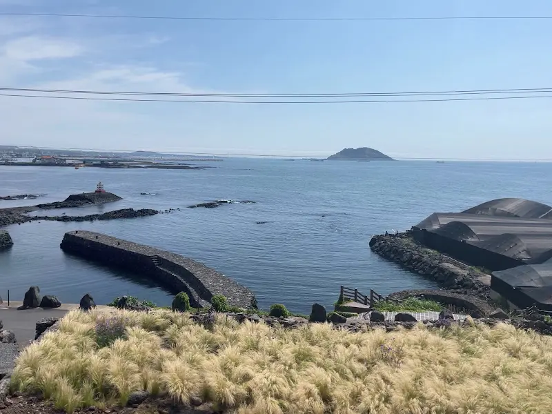 카페에서 바라본 바다