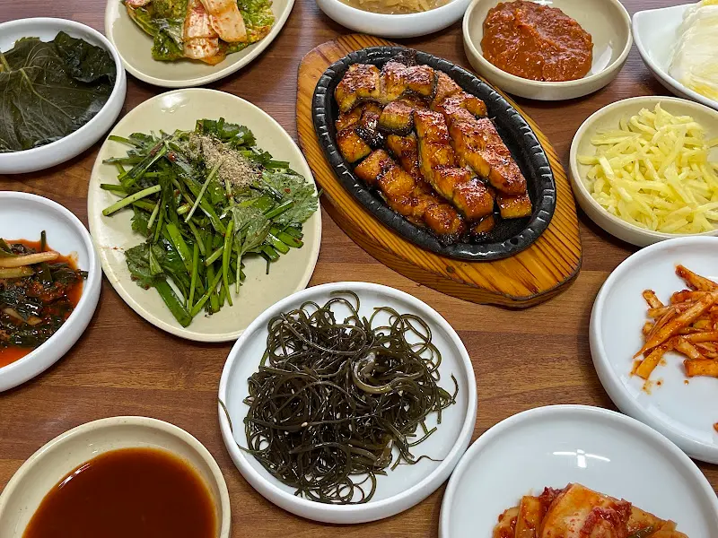 장어 양념구이와 밑반찬