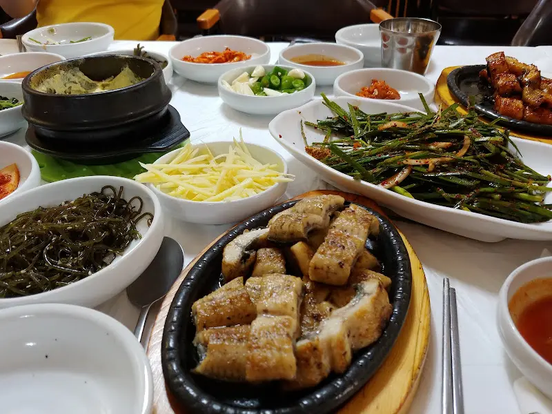 장어 소금구이와 다양한 곁들임