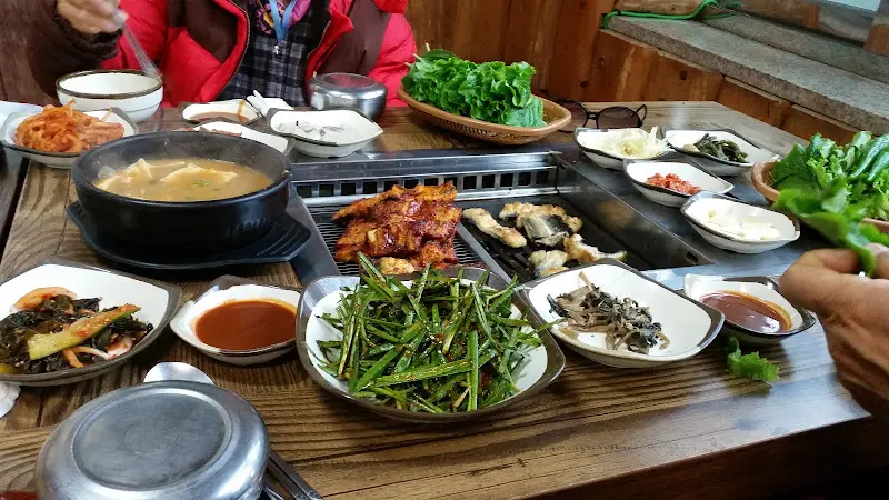 장어와 곁들임 채소