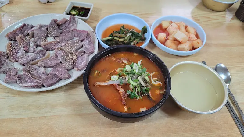 테이블 위에 놓인 육회와 추어탕, 깍두기 등의 반찬들