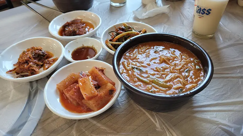 추어탕과 함께 차려진 다양한 반찬들