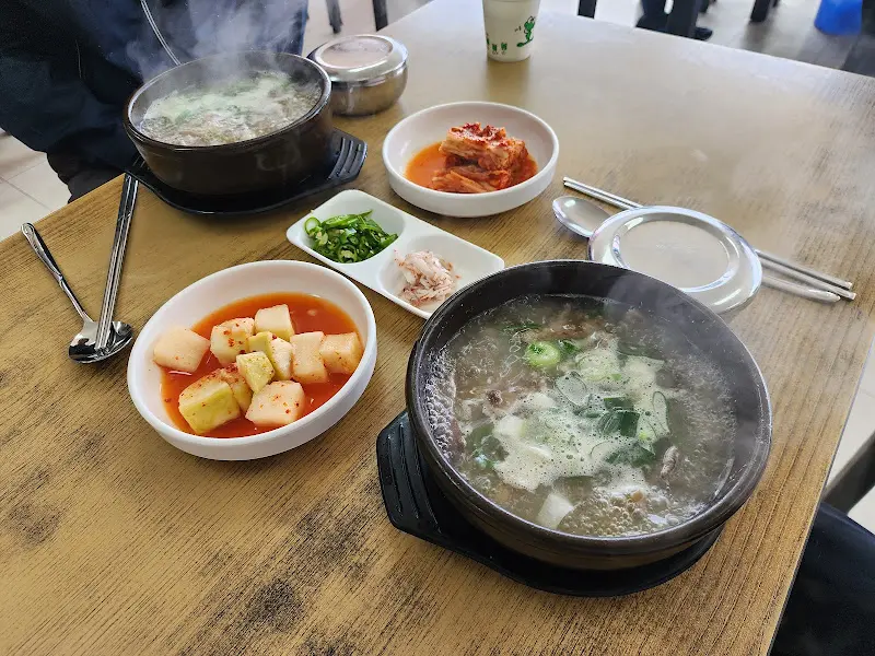 테이블 위에 놓인 육회와 다양한 반찬들