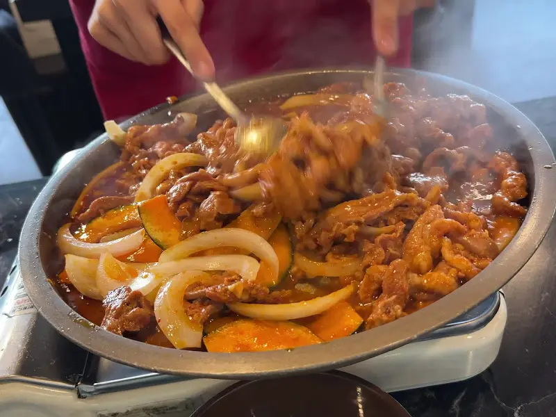 오리불고기 굽는 모습