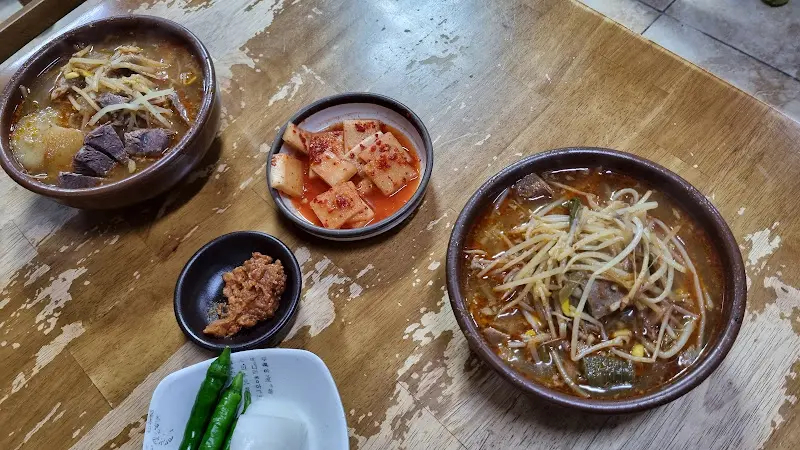 국밥과 함께 제공되는 다양한 곁들임 반찬들