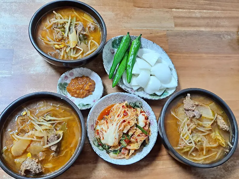 다양한 각도에서 찍은 돼지국밥 사진