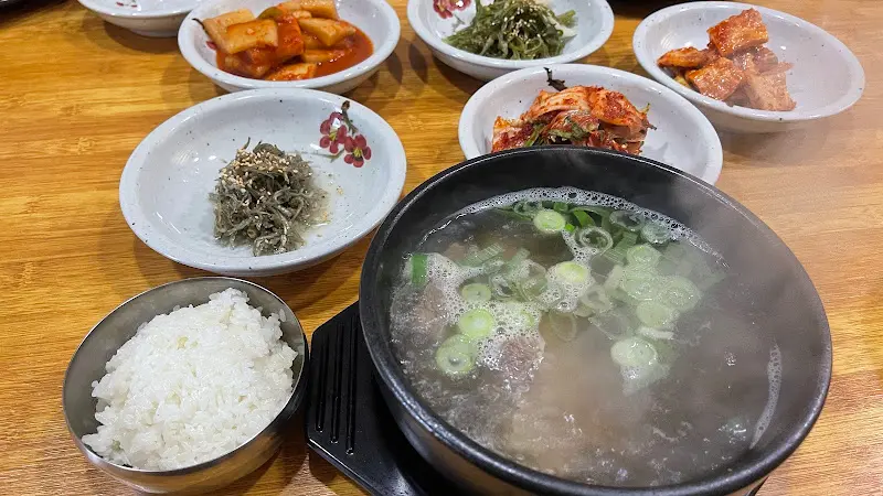 뽀얀 국물에 담긴 돼지국밥의 모습